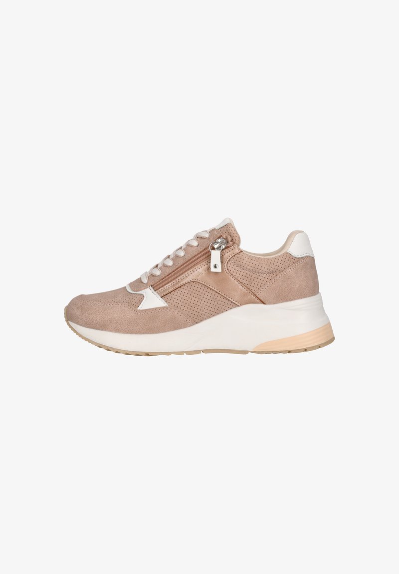 Beige suede sneaker met witte accenten, een zijrits en geperforeerde details. Voorzien van een chunky witte tussenzool en een textuur rubberen buitenzool.