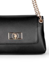 Czarna skórzana torebka o fakturowanym wykończeniu, z logo w złotym odcieniu i łańcuchowym paskiem. Kompaktowy prostokątny kształt.