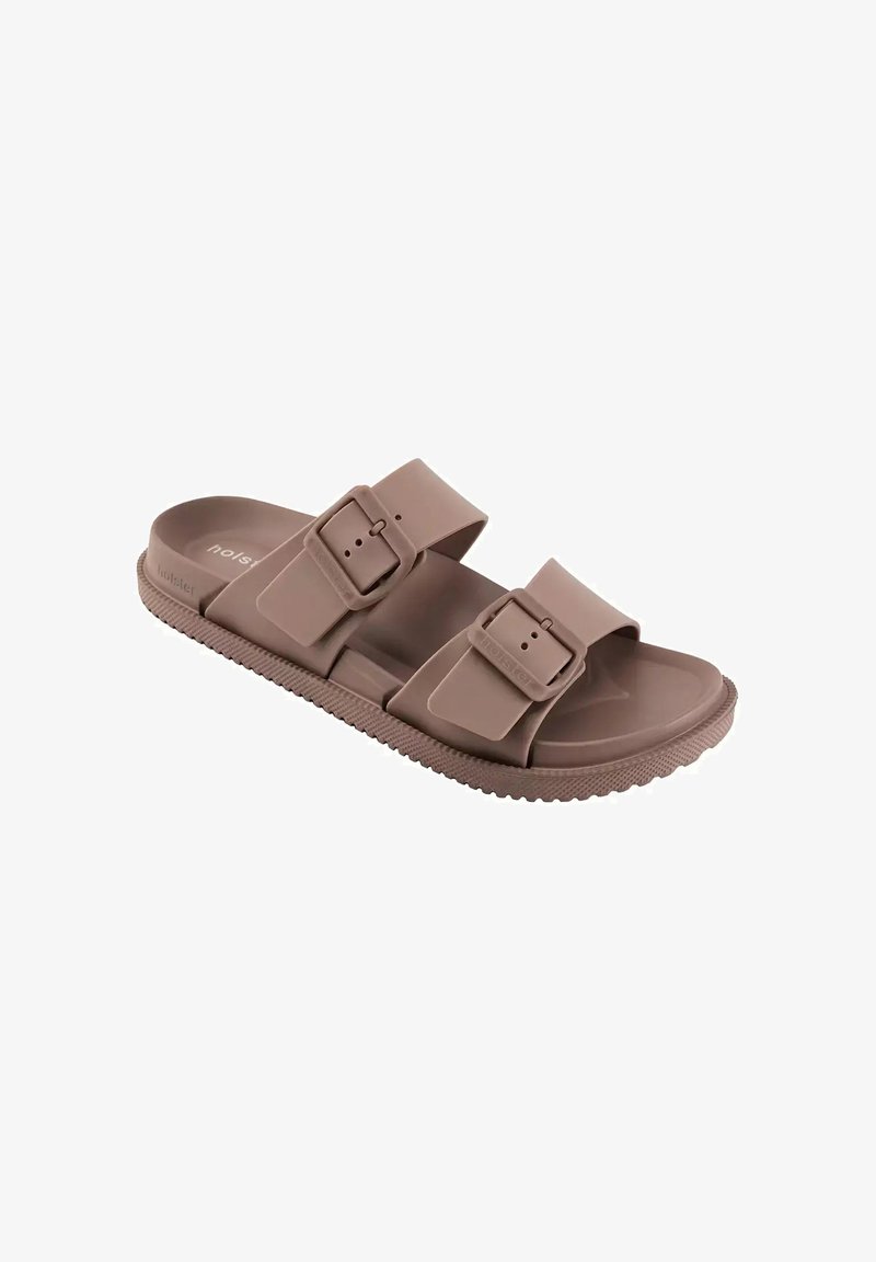 Sandale marron à enfiler avec deux brides réglables à boucle et semelle texturée, conçue pour un usage décontracté.