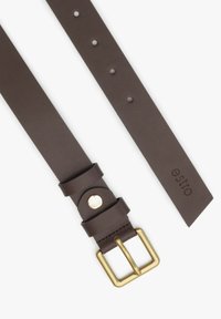 Bruine leren riem met gouden rechthoekige gesp, meerdere verstellingsgaten en "estro" merk op het uiteinde van de strap.