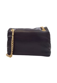 Borsa a pochette in pelle nera con tracolla in oro, forma rettangolare, texture morbida e imbottita su uno sfondo bianco.