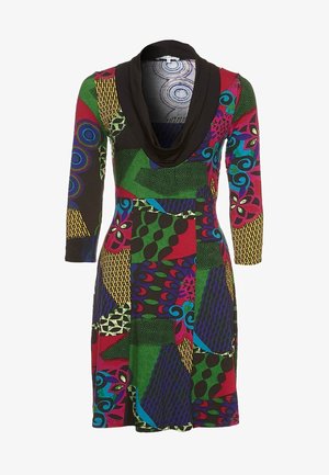 Vestido hasta la rodilla con mangas tres cuartos, cuello drapeado negro y un patrón de patchwork abstracto multicolor en rojo, verde, azul, amarillo y negro.