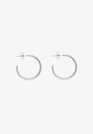 Cercei cerc din metal argintiu cu un design neted, rotunjit, finisaj lustruit și închidere sigură cu știft și fluture.