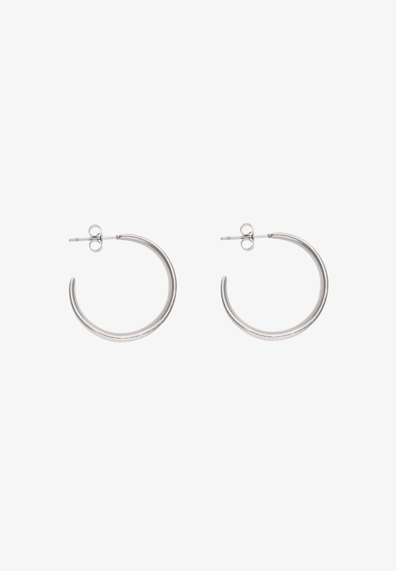 Stříbrné kovové náušnice kruhy s hladkým, zaobleným designem, lesklým povrchem a bezpečným zapínáním na puzetu a motýlka.