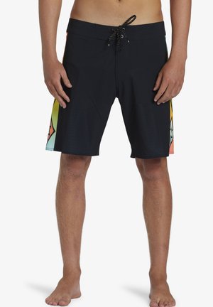 Shorts de bain noirs avec des panneaux latéraux multicolores présentant un design graphique. Comprend une taille élastiquée avec cordon de serrage et des accents en tissu texturé.
