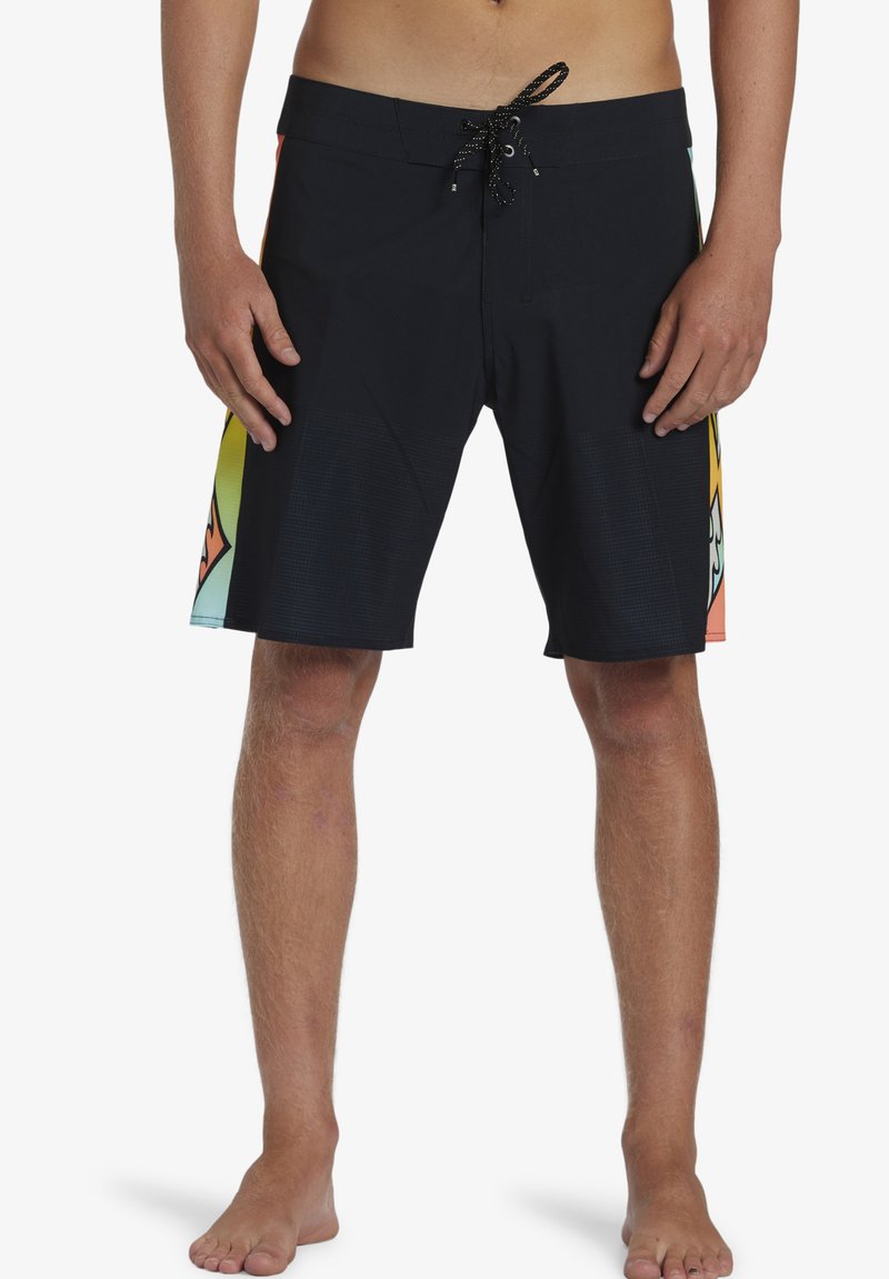 Pantaloni da bagno neri con pannelli laterali multicolori caratterizzati da un design grafico. Comprendono una vita con cordoncino e dettagli in tessuto testurizzato.