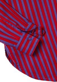 Rood-paarse gestreepte shirtmanchet met lange mouwen, met een paarse knop en zichtbare stiksels op een witte achtergrond.