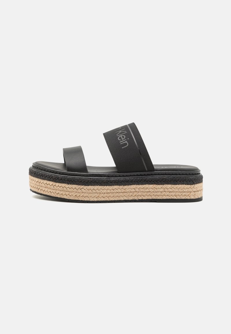 Sandali neri con due fasce larghe, una piattaforma spessa in juta intrecciata e una suola in gomma nera texturizzata. Design minimalista con dettagli del marchio.