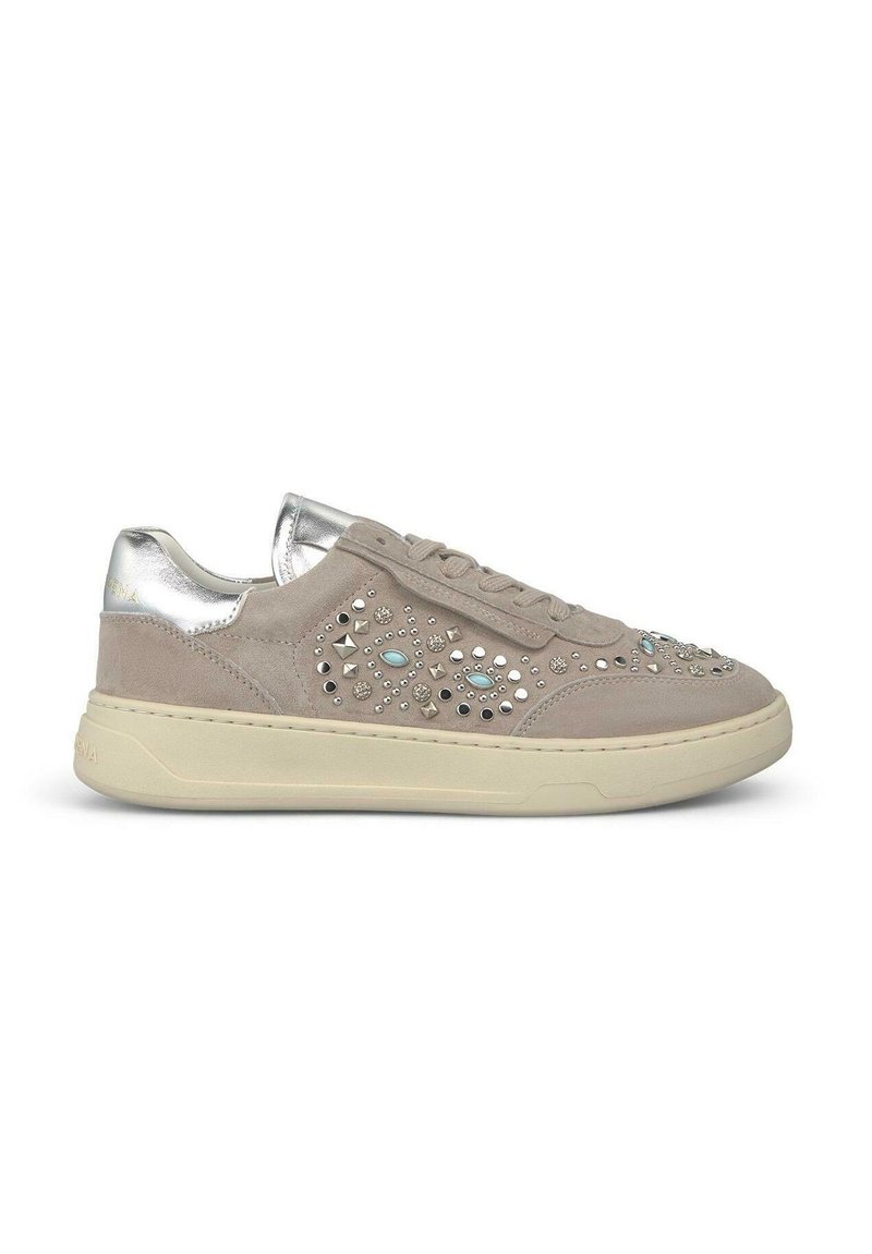 Grijze nubuck sneakers met metallic zilveren accenten, versierd met decoratieve studs en edelstenen, met een flexibele rubberen zool.