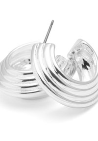 Silverfärgade hoopörhängen med ribbad design, som har en polerad yta, rund form och en rak stift för fäste.