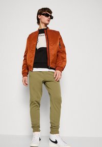 Calvin Klein MICRO LOGO - Treniņtērpa apakšdaļas - delta green