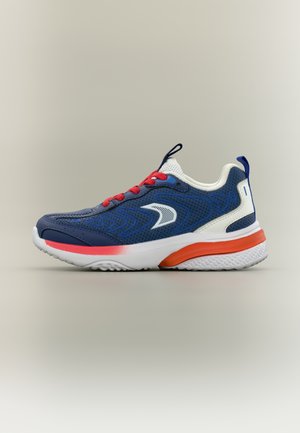 Marineblauer Sportschuh mit roten Schnürsenkeln, weißer Sohle, orangefarbener Zwischensohle und weißem Logo an der Seite, vor einfachem Hintergrund dargestellt.