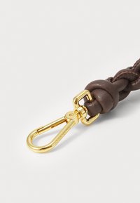 Brun fletlæderrem med en guldfarvet metal snapkrog. Glat tekstur og et robust design til sikkert at fastgøre genstande.