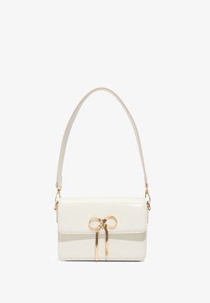 Borsa a mano in pelle verniciata bianca con forma rettangolare strutturata, caratterizzanta da un dettaglio a fiocco dorato e una tracolla removibile.