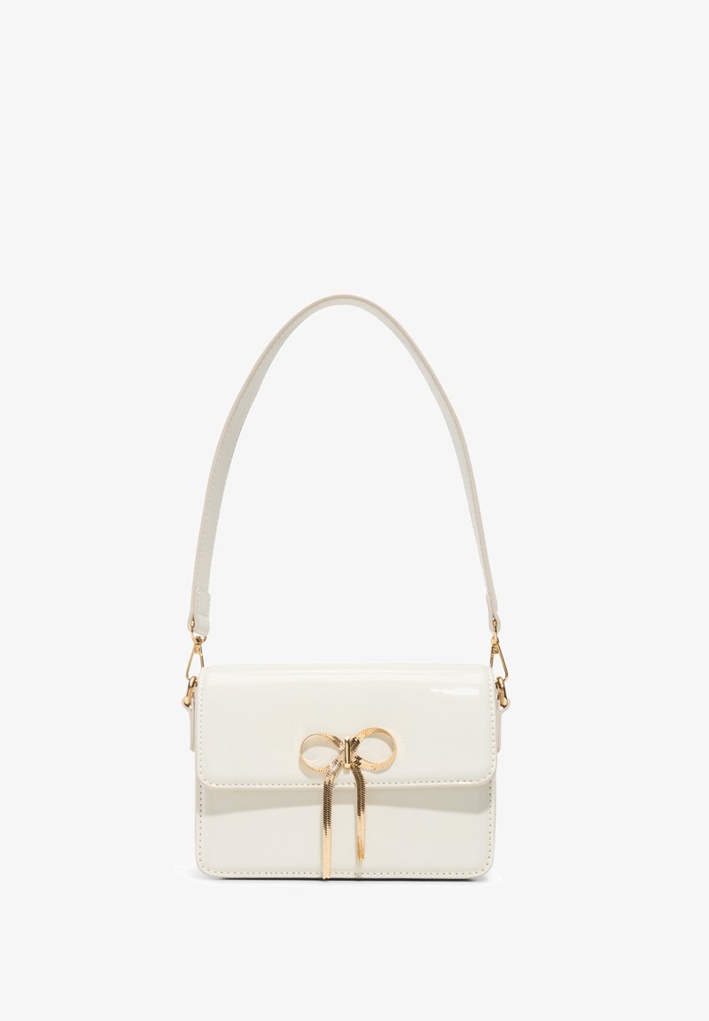 Witte gepatineerde leren handtas met een gestructureerde rechthoekige vorm, voorzien van een gouden strikdetail en een afneembare schouderband.
