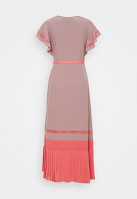 Vestido maxi en rosa suave con acentos en coral, que presenta mangas con volantes, una cintura ceñida con cinturón, rayas horizontales y una sección inferior con pliegues.