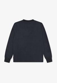 Juodas ilgomis rankovėmis marškinėliai, pagaminti iš medvilnės, su apvaliu kaklu ir giliomis rankovėmis. Lygus paviršius be matomų raštų ar grafikų.