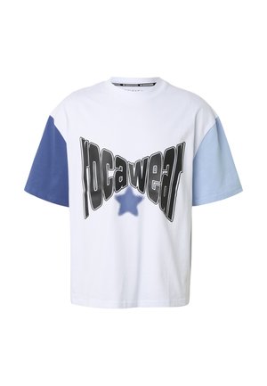 T-shirt oversize blanc avec manches bleues contrastantes, grand texte noir déformé "locawea" et un graphique étoile bleue floue au centre.