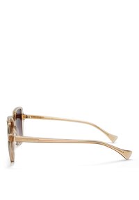 Lunettes de soleil avec une monture claire et légère. Verres carrés avec une teinte marron. Branches fines et courbées avec une finition lisse et un détail de marque.