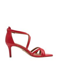 Sandales à talons en cuir rouge avec des brides entrecroisées et un orteil ouvert. Présentent un talon fin et une texture lisse avec un matériel minimal.