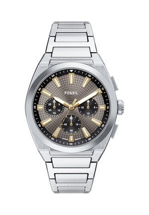 Edelstahl Fossil Uhr mit grauem strukturiertem Zifferblatt, goldfarbenen Stundenmarkierungen und Zeigern, drei schwarzen Unterzifferblättern und Metallgliederarmband.