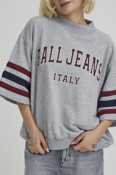 Grå oversized sweatshirt med texten "BALL JEANS ITALY". Har ribbad halsringning, korta ärmar med röda och marinblå ränder samt en avslappnad passform.