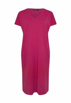 Fuksjowa sukienka z krótkim rękawem i dekoltem w szpic, wykonana z miękkiego materiału. Luźny krój, sięgająca kolan, minimalistyczny design bez wzorów czy ozdób.