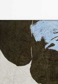 Œuvre d'art abstraite avec de grandes formes brun foncé, une zone bleu clair texturée avec de petits points noirs, et un fond blanc froissé.