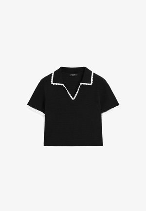 Sort strikjakke med en hvid bølget krave og manchetter, brede v-udskæring og kortærmer. Teksturstof med en boksformet design.