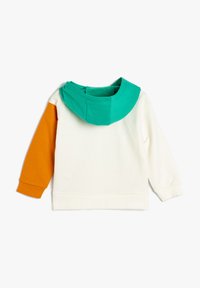 Kleurblok sweatshirt met een witte lichaam, een oranje linker mouw en een teal kap. Gemaakt van zachte stof met ribgebreide manchetten.