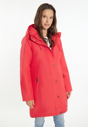 Rode, capuchon parka met een ritsluiting en drukknoopjes. Beschikt over ritszakken en een gestructureerd materiaal, geschikt voor koud weer.