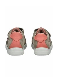 Suede tenisky s šedým tělem a růžovými akcenty. Mají bílou podrážku a kontrastní šití; obsahují výrazný design na zadní části.