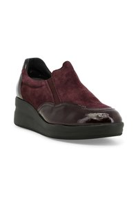 Sneaker slip-on in suede bordeaux con dettagli in pelle verniciata lucida e punta testurizzata. Suola a cuneo nera imbottita per un'altezza aggiuntiva.