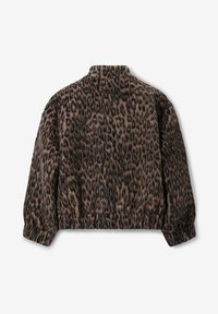 Veste en polaire à imprimé léopard avec un col haut, un ourlet et des poignets élastiqués, présentant une texture douce et un motif de couleurs marron et noir.