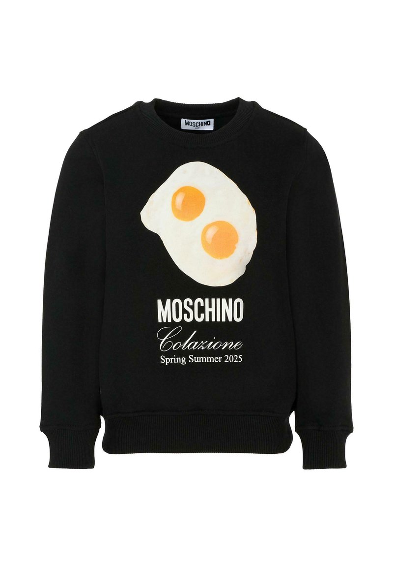 Felpa nera Moschino con grafica di due uova fritte e il testo "Colazione Primavera Estate 2025" sul davanti.