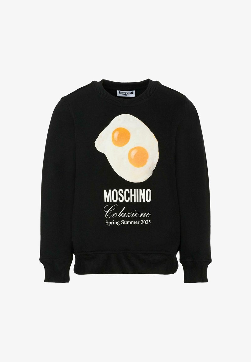 Sweatshirt noir Moschino avec un graphique de deux œufs au plat et le texte "Colazione Printemps Été 2025" sur le devant.