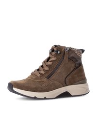 Bruine suède high-top sneakers met een vetersluiting aan de voorkant, een zijrits en luipaardprintaccenten op de kraag. Dikke witte tussenzool.