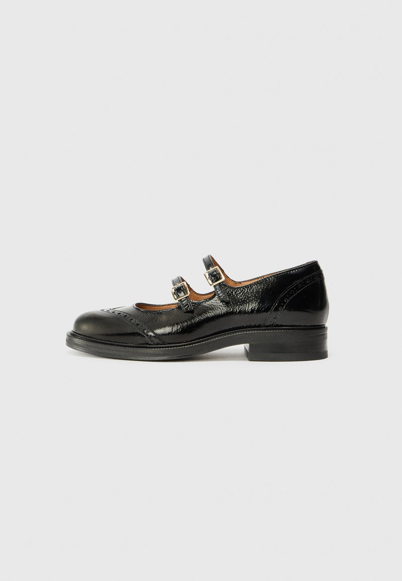 Schwarze Lackleder-Mary-Jane-Schuhe mit zwei geschnallten Riemen, dekorativer Brogue-Verzierung, abgerundeter Spitze und niedrigem Blockabsatz.