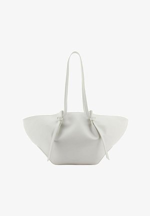 Sac fourre-tout en cuir blanc avec panneaux latéraux étendus, doubles anses d'épaule et design minimaliste.