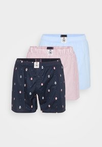 Drei Paar Boxer: ein navyfarbener mit bunten Punkten, ein rot-weiß gestreifter und ein hellblauer; alle haben einen elastischen Bund und Etiketten mit Logo.