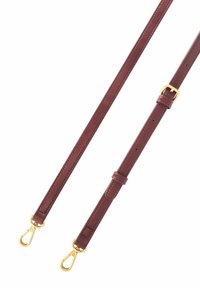Burgundowa skórzana taśma o gładkiej fakturze, regulowanej długości i złotych metalowych klipsach na obu końcach. Minimalistyczny design bez wzorów.