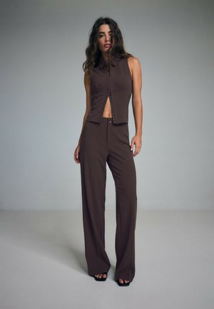 Stradivarius, SLEEVELESS HOOK-AND-EYE TOP - Veste sans manches - purple