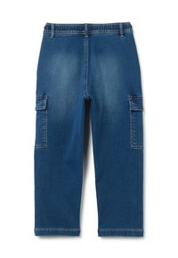 Pantalones cargo de denim en un lavado azul medio, con una cintura elástica, dos bolsillos laterales y piernas rectas con largo recortado.