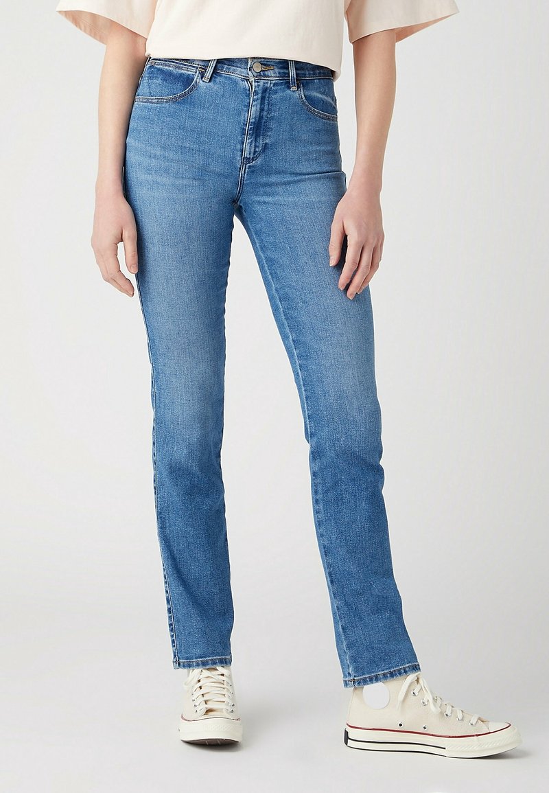 Ljusblå denimjeans med slim fit, featuring en mid-waist design, traditionell femficksdesign och knappgylf.