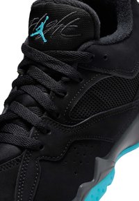 Juoda sportinė sportbačiai su tekstūruotu viršumi, tinkliniais akcentais ir žydro gumos padais. Suvarstomi raišteliais, ant liežuvio matomas ryškus prekės ženklas.