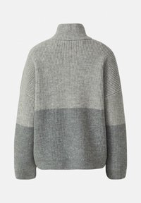 Grauer gerippter Strickpullover mit hohem Kragen. Verfügt über ein Farbverlauf-Design, das von einem hellen zu einem dunklen Grau übergeht. Weiche Textur, lockere Passform.