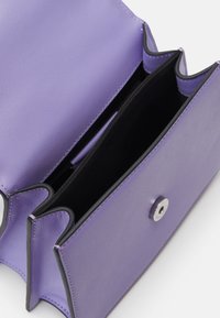 KARL LAGERFELD SIGNATURE - Kézitáska - iris purple