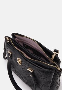 Zwart leren handtas met een reliëf bloemenpatroon, gouden hardware, twee compartimenten, ritssluiting en een afneembare schouderband.