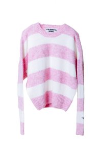 Pull rayé rose et blanc en matière douce et moelleuse. Présente un ourlet et des poignets côtelés, un col rond et une étiquette de marque visible.
