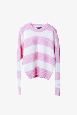 Suéter listrado em rosa e branco, feito de um material suave e felpudo. Apresenta um acabamento canelado na barra e nos punhos, com um decote redondo e a etiqueta da marca visível.